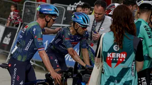 Mikel Landa komt verwond aan de finish in de Ronde van het Baskenland.