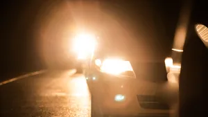 Dit EU-land is klaar met verblindende koplampen en gaat auto's nu massaal afkeuren bij de APK