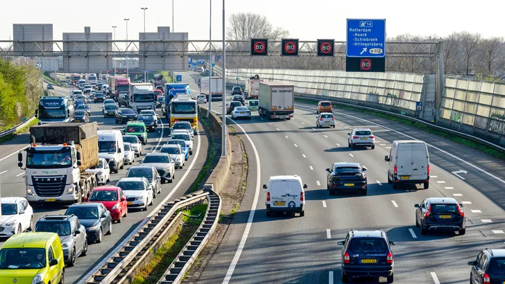 Tanken werd dit jaar een stuk duurder, maar zijn we daardoor ook minder gaan rijden?