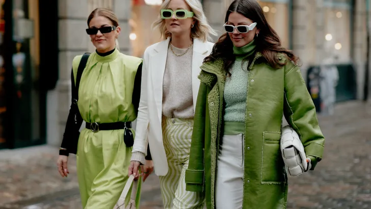 Deze groene trenchcoat van Zeeman wordt de musthave van het voorjaar