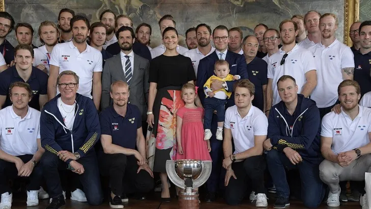 Zweden: Estelle en Oscar ontvangen hockeyhelden 