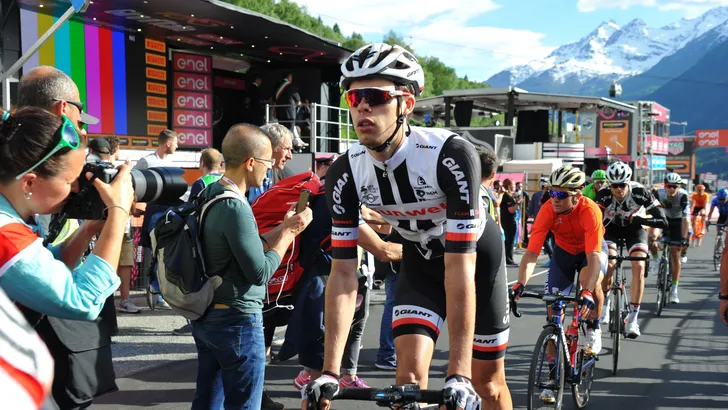 Ploeggenoot Dumoulin verlaat vermoeid de Giro