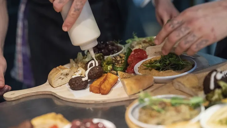 Kom je buurten? Lekker Mezze'n allen! 