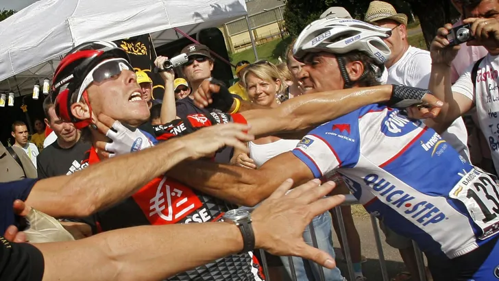 VIDEO | Compilatie: wielrenners met een kort lontje