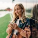 Vrouw met Airpods in haar oren.