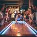 De perfecte mix van sjoelen en curling is hier! Ontdek The Grand Shuffle in Utrecht: een nieuwe bar met high-tech shuffleboards voor een avond vol tactiek.