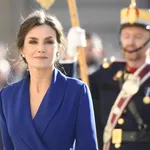 Royal Blue: Koningin Letizia steelt de show met een sexy split