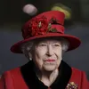 Alsof het niets is: koningin Elizabeth snijdt taart aan met ceremonieel zwaard