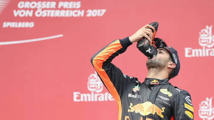 Daniel Ricciardo die een shoey doet