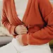 Vrouw handen op buik bij darmen