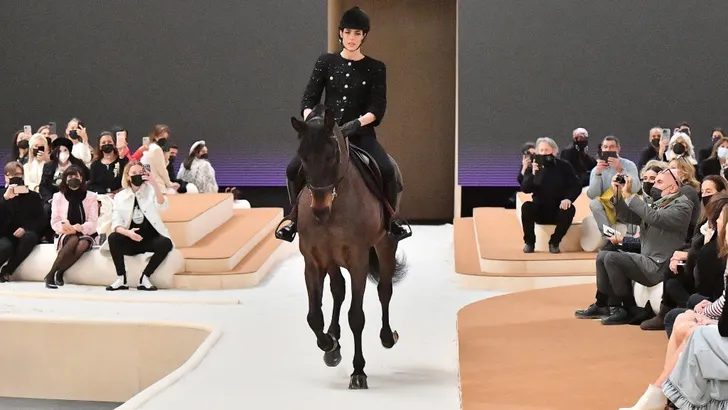 Chanel: Charlotte Casiraghi te paard op de catwalk!