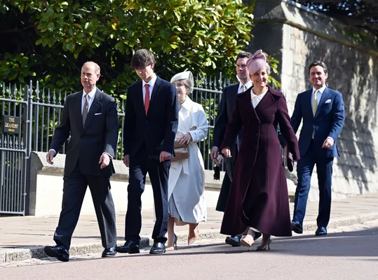 Prins Edward met zoon James worden op de voet gevolgd door de rest van het gezelschap.