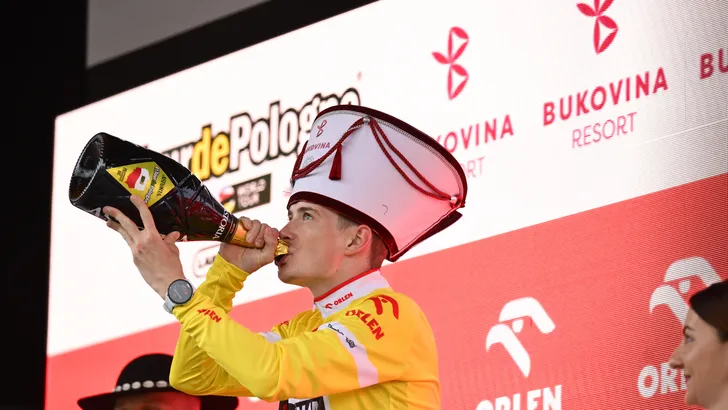 Jonas vingegaard drinkt champagne met een gekke muts op