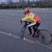 jong jochie op racefiets rijdt tussen pylonnen door