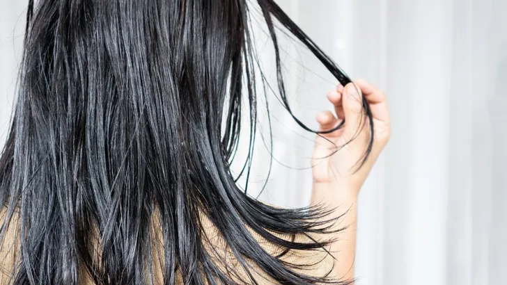 Vrouw met vettig haar.