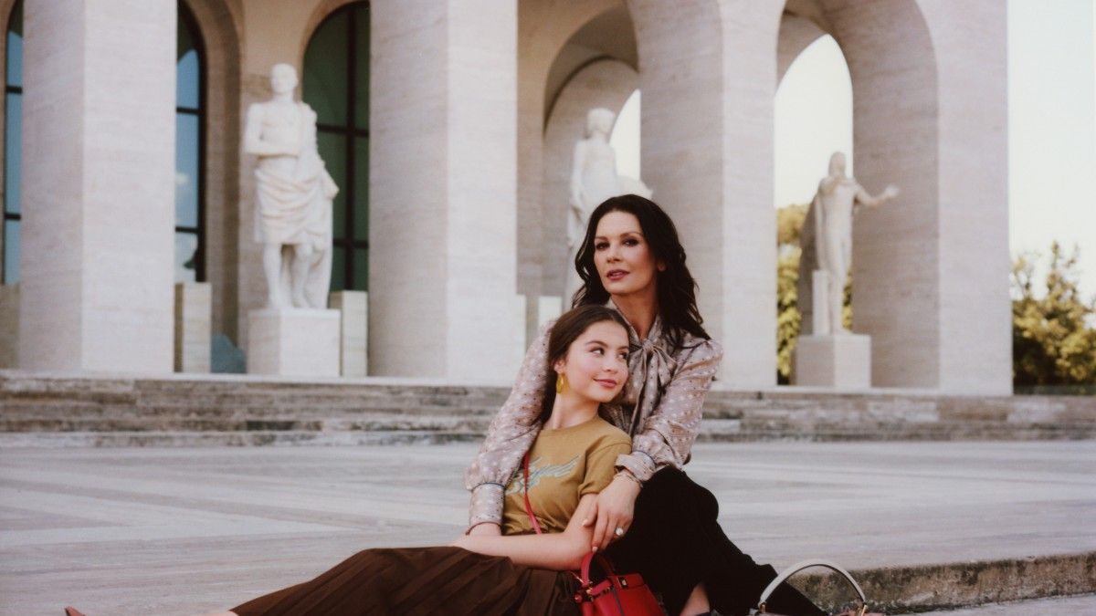 Catherine Zeta Jones schittert samen met dochter in Fendi-campagne |  Elegance