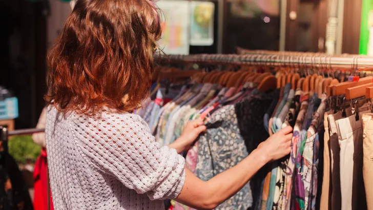 Van het herkennen van namaak op de markt tot het bepalen van de prijs. Ontdek hoe je veilig en stijlvol de prachtigste vintage mode scoort.