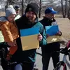 EF Education-prof Lachlan Morton bereikt na 42 uur nonstop fietsen Oekraïense grens en zamelt mooi bedrag in