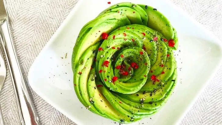 Deze roos van avocado is de eyecatcher op je brunch-tafel