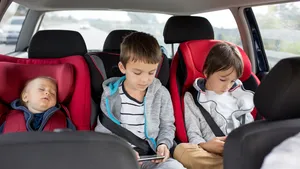 Duitse politie houdt man zonder rijbewijs aan die negen kinderen onbeveiligd in auto vervoerde