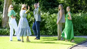 Foto van het koninklijk gezin tijdens de zomerfotosessie, juni 2025.