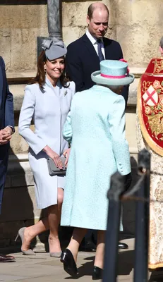 Kate heeft het kniksje keurig onder de knie.