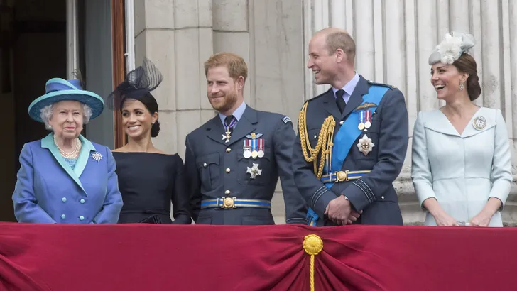 Foto uit 2018 van koningin Elizabeth met Meghan, Harry, William en Kate. – Lilibet-gate.