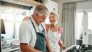 Een ouder echtpaar in de keuken