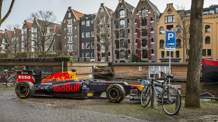 Red Bull pakt overwinning op Mercedes