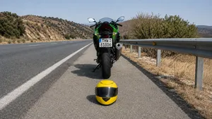 Zie je een motorhelm achter een stilstaande motor liggen? Dan moet je direct stoppen en dit is waarom