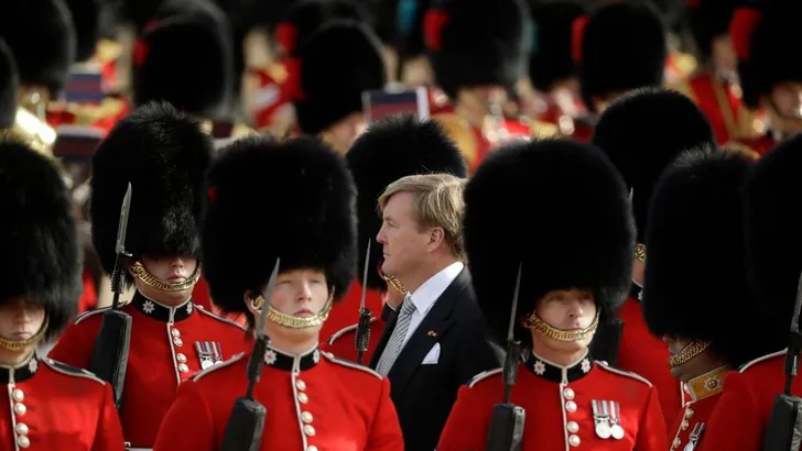 Koning geëerd met Orde van de Kousenband