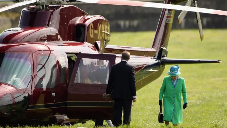 Queen gaat per heli op bezoek bij prins Louis