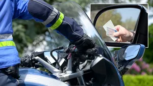 Een geüniformeerde agent bij een politiemotor, met rechtsboven een inzet van een hand die via een autoraam een rijbewijs overhandigt.