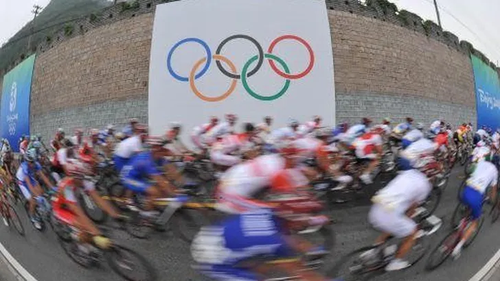 Vrouwenpeloton onderweg in de stromende regen