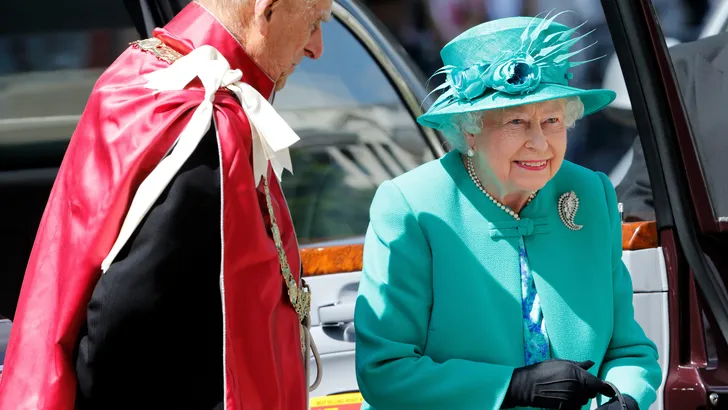 Queen Elizabeth en prins Philip vieren eeuwfeest ridderorde