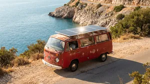 Student bouwt zonne-camper van oude VW-bus: 'Rijden kost niets als de zon schijnt'