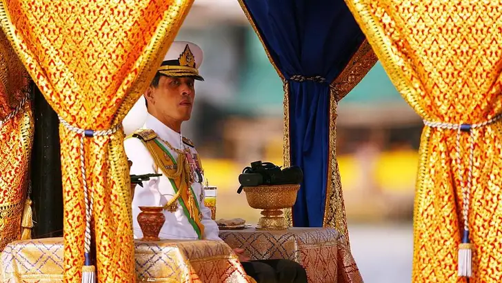 Hilarisch: Thaise koning raffelt klusje af