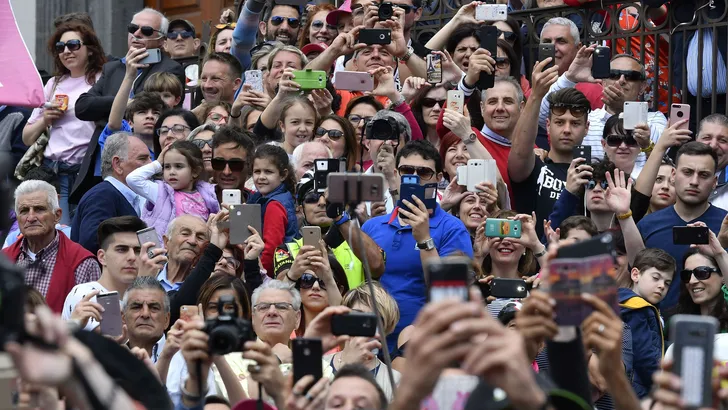 Eens of oneens: 'Wielerwedstrijden moeten smartphones in aankomstzone verbieden'