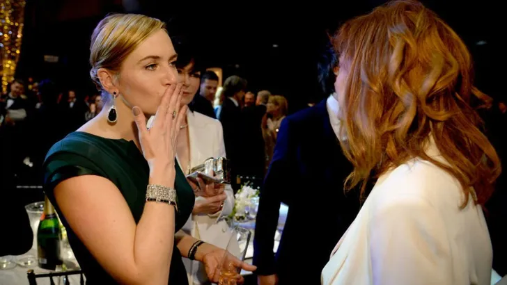Kate Winslet voelt boobs Susan