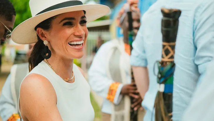 Meghan Markle stelt nieuwe podcast uit – Foto van Meghan Markle met witte hoed in Colombia, 2024.