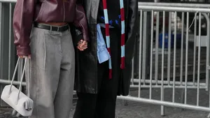 Vriendinnen met stijlvolle looks.