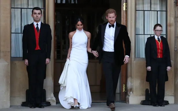De avondjurk, een sierlijk zijden kledingstuk in een leliewitte kleur, werd door Meghan gedragen naar de besloten receptie in Frogmore House (Beeld: NL Beeld) 