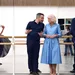 Camilla kijkend naar de repetities in het Mulryan Centre for Dance van English National Ballet
