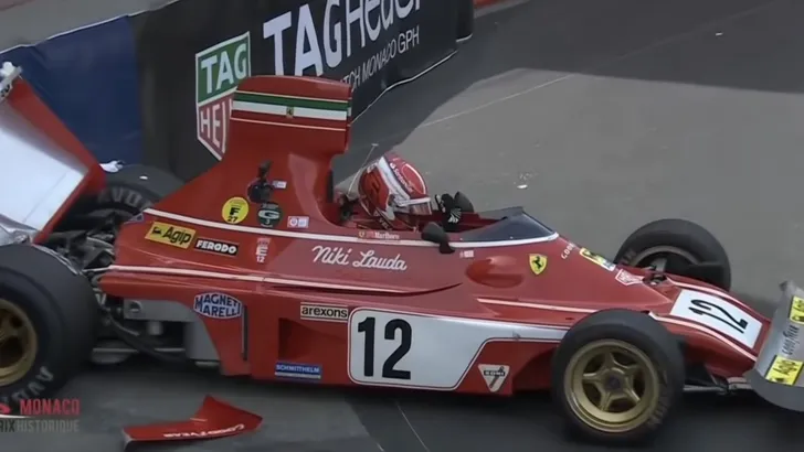In beeld: de reden achter Charles Leclerc's crash met klassieke Ferrari