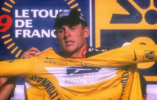lance armstrong krijgt de gele trui om de schouders gehangen tijdens de tour de france van 1999
