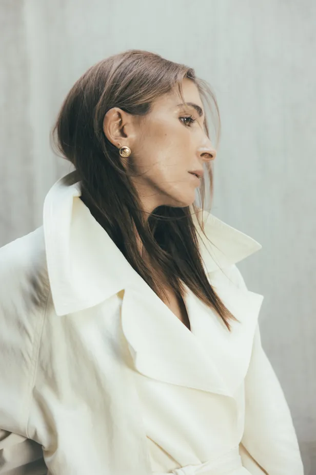 Jas: Max Mara | Oorbellen: Loewe 