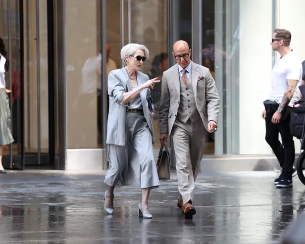 Grijs saai? Welnee! Meryl Streep laat zien dat ze juist stralend scherp voor de dag komt. 
