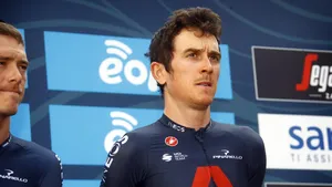 Geraint Thomas komt hard ten val op training