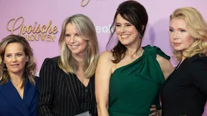 De cast van Gooische Vrouwen tijdens de première op de roze loper.