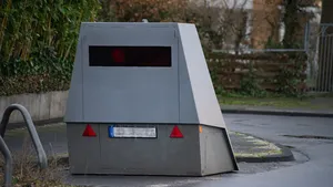 Deze Duitse flitspaal is op hol geslagen en flitst zelfs fietsers met een kerstboom